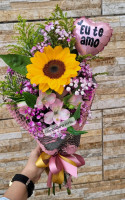 Ramalhete de Girassol com astromelia, mosquitinho cor de rosa e balão escrito eu te amo 